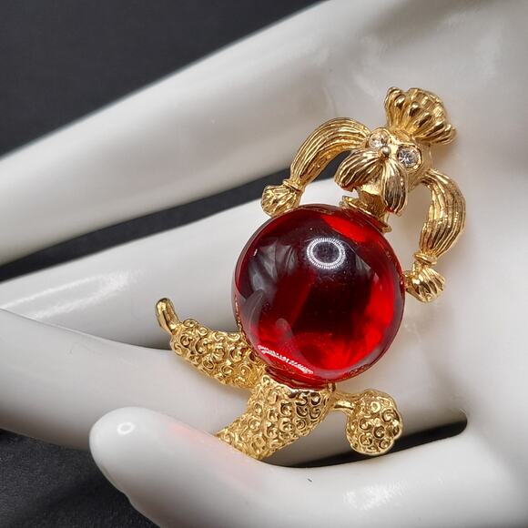 Vintage Poodle Brooch, Gold Tone, Red Glass Cabochon, 1960s Dog Pin - Picture 3 of 10